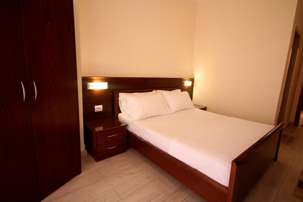 Hotel Ari Саранда Экстерьер фото