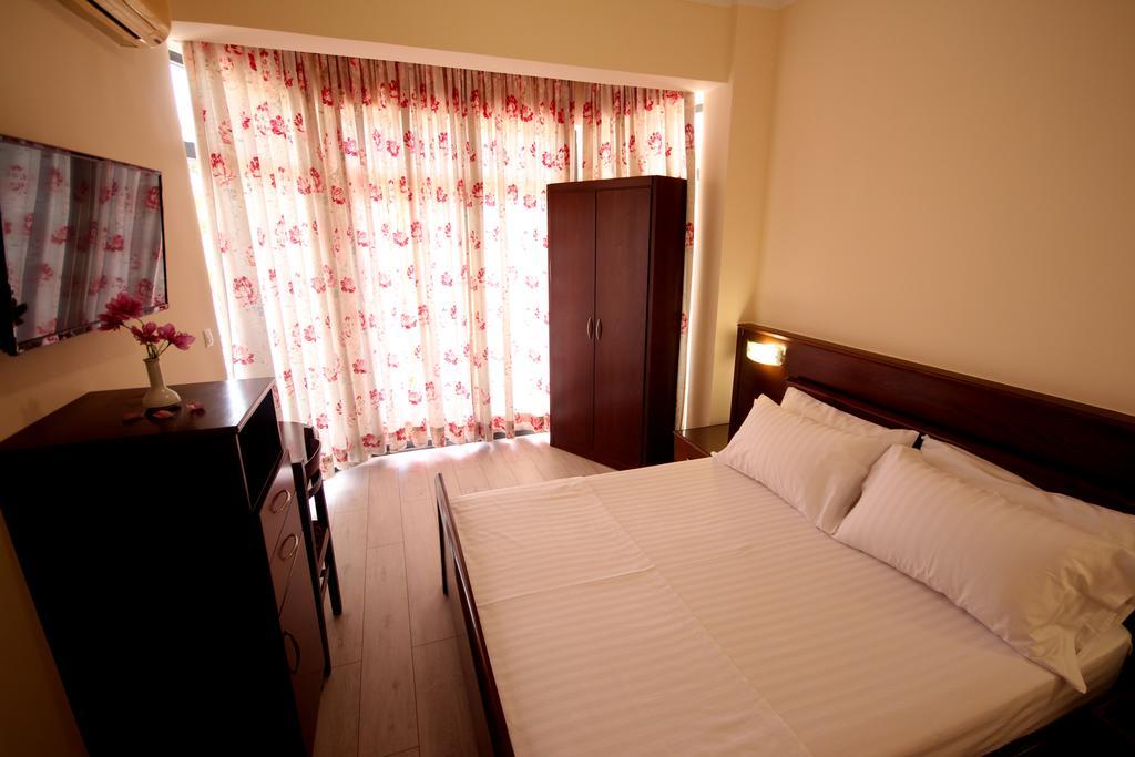 Hotel Ari Саранда Экстерьер фото